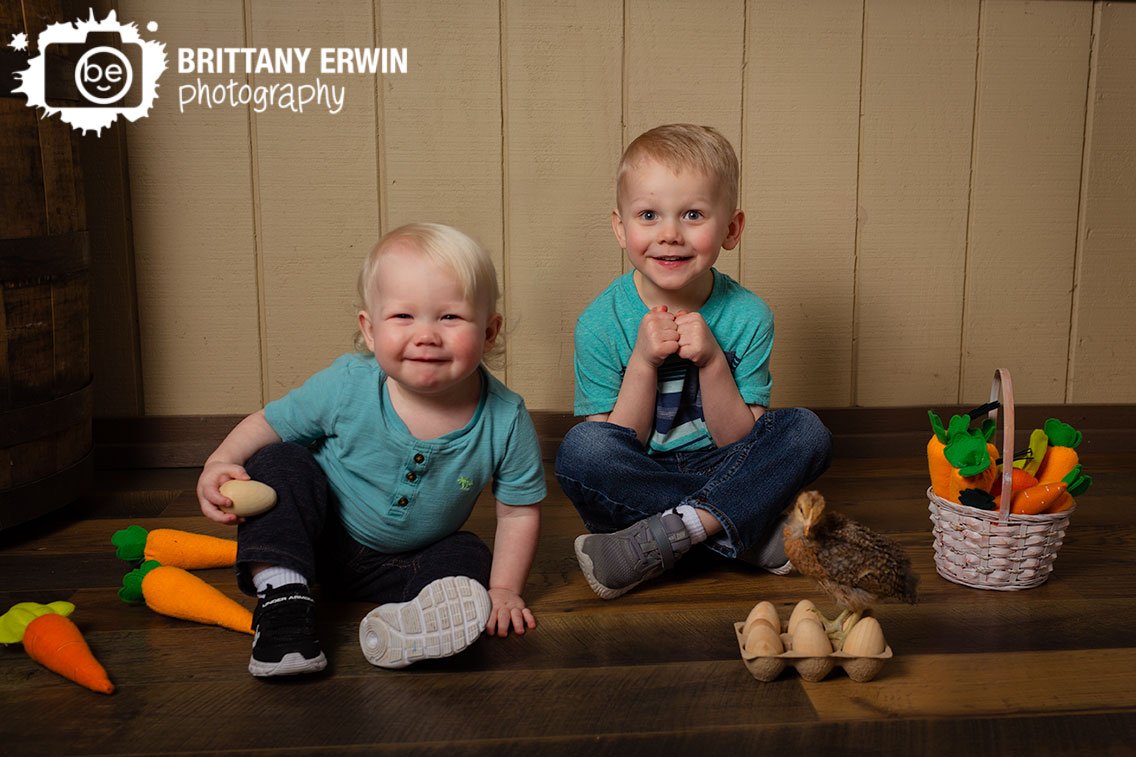 Indianapolis-spring-mini-session-photographer-boys-with-baby-chick.jpg