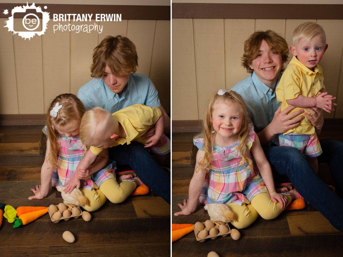 Indianapolis-portrait-photographer-siblings-group-with-baby-chick-indoor-session.jpg