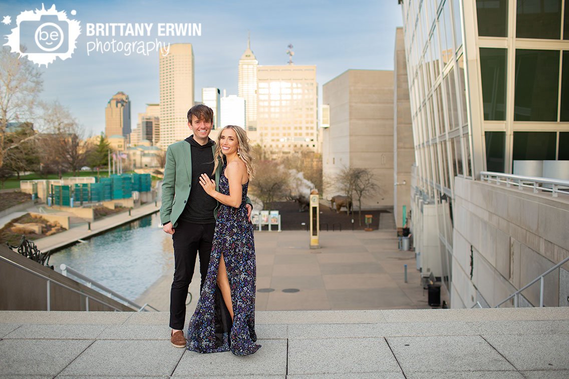 Downtown-Indianapolis-skyline-engagement-portrait-couple-on-state-museum-steps.jpg