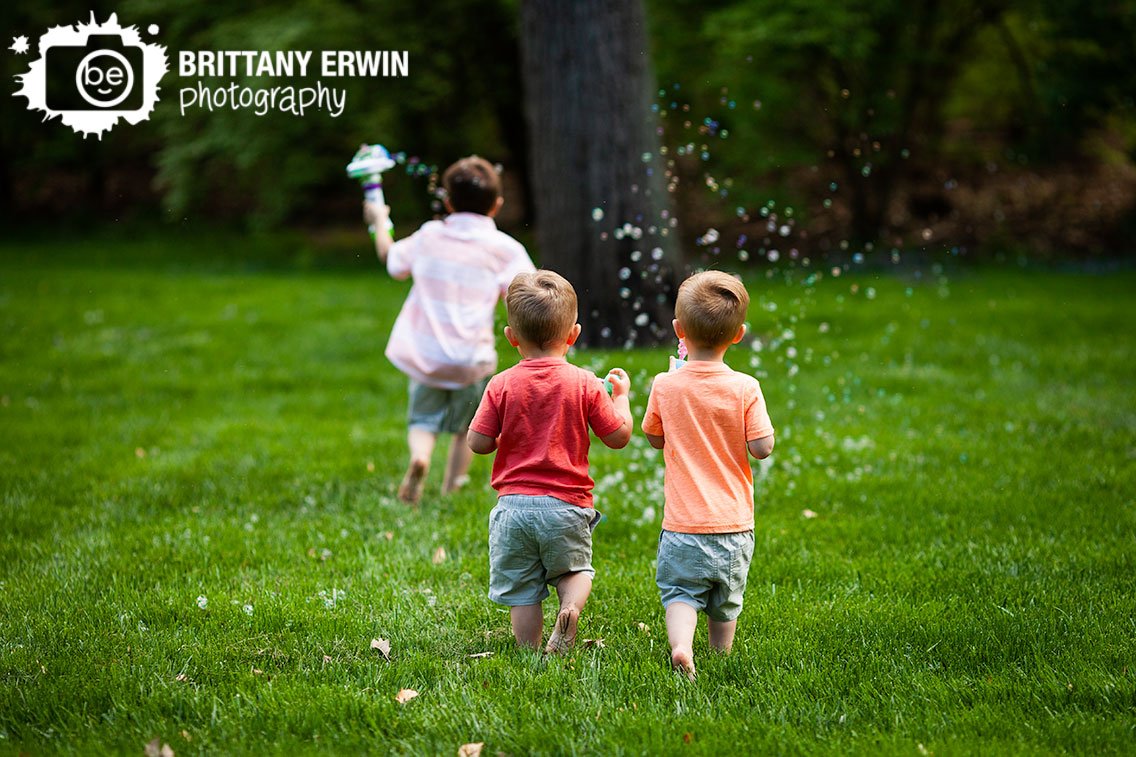 Indianapolis-portrait-photographer-outdoor-bubbles-brothers.jpg