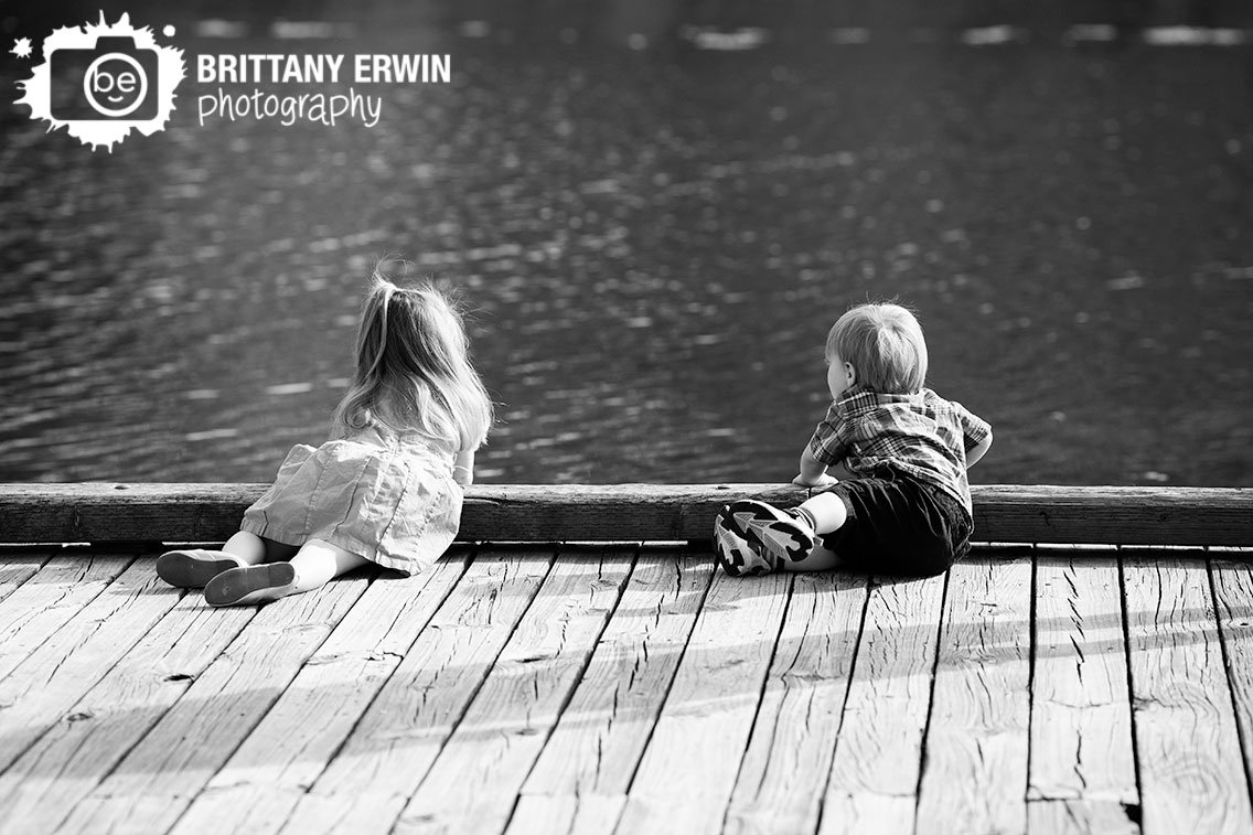 siblings-watching-water-summer-portrait-photographer.jpg
