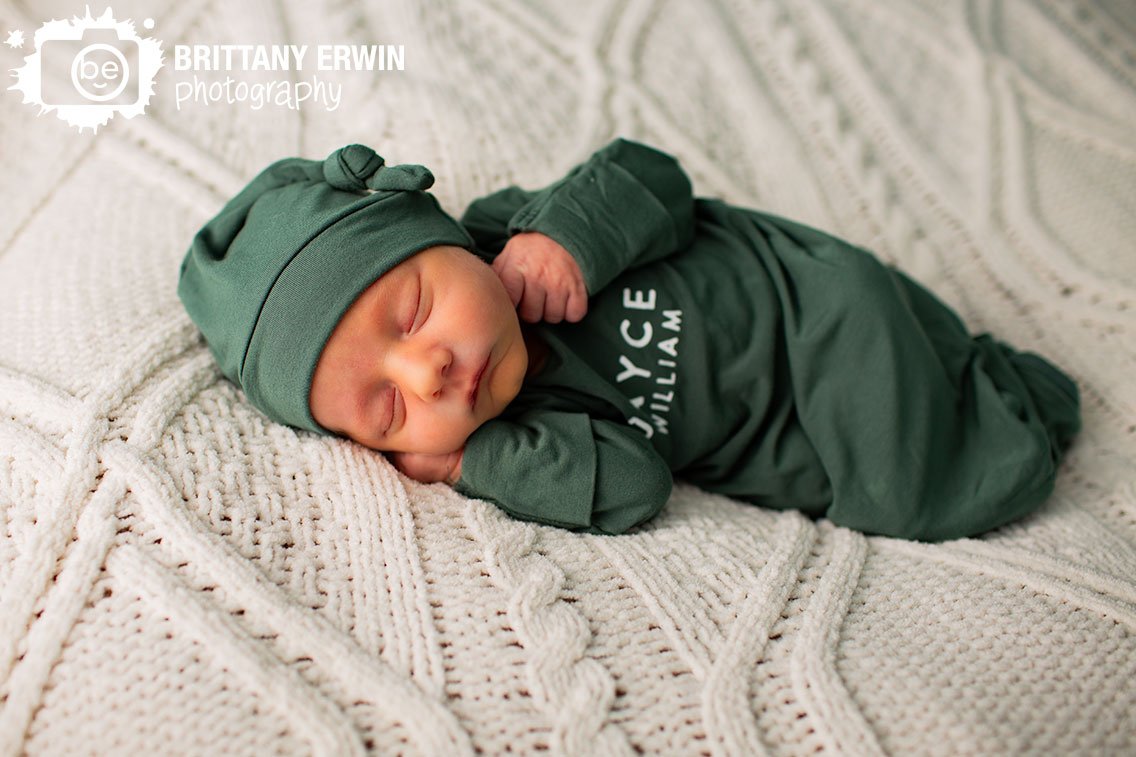 Indianapolis-newborn-portrait-photographer-baby-boy-sleeping-on-cable-knit-blanket.jpg