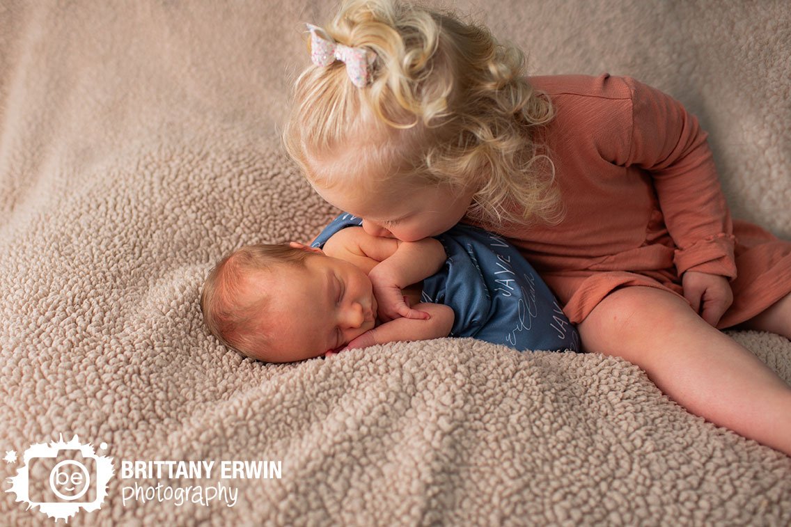 Indianapolis-newborn-portrait-photographer-big-sister-with-newborn-baby-brother.jpg