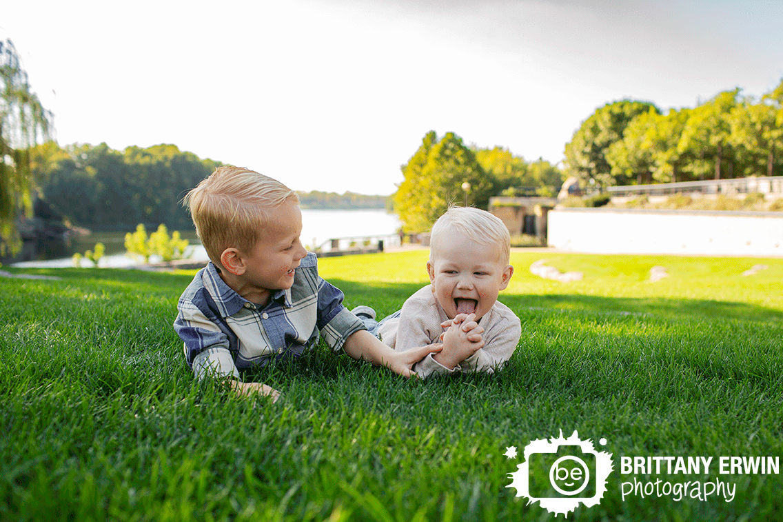 Indianapolis-white-river-state-park-sibling-portrait-photographer.gif