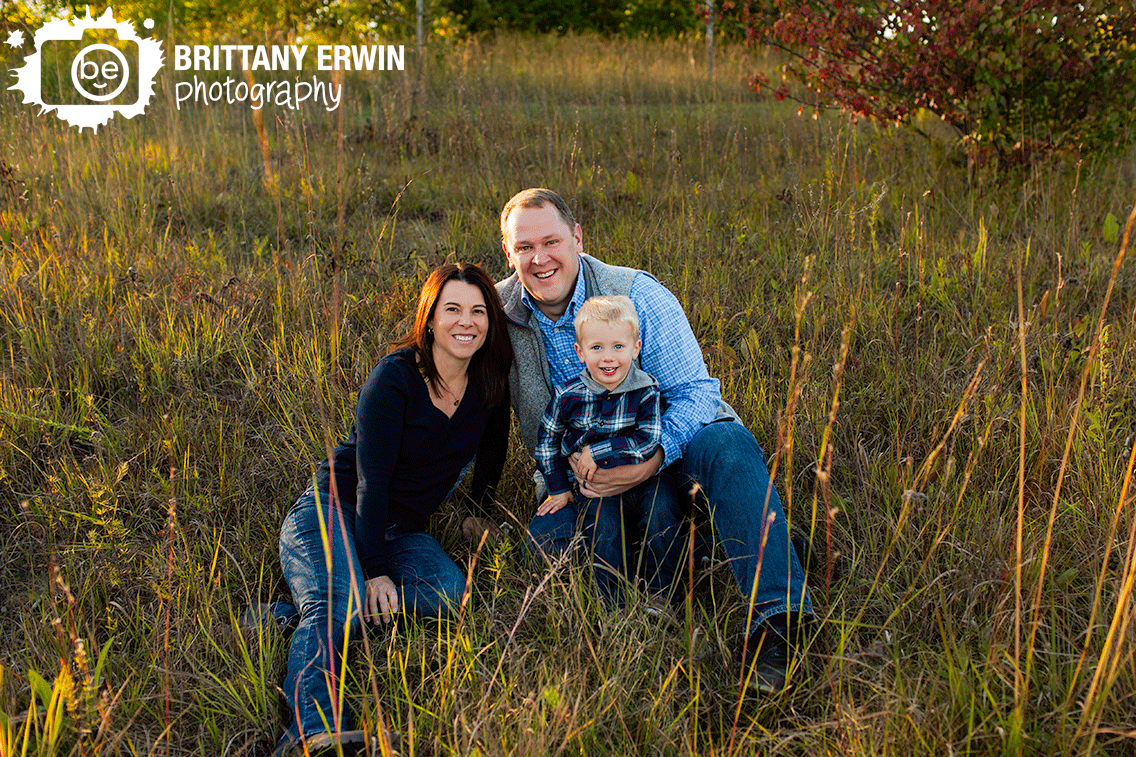 Carmel-Indiana-family-portrait-photographer-group-sitting-in-tall-grass.gif