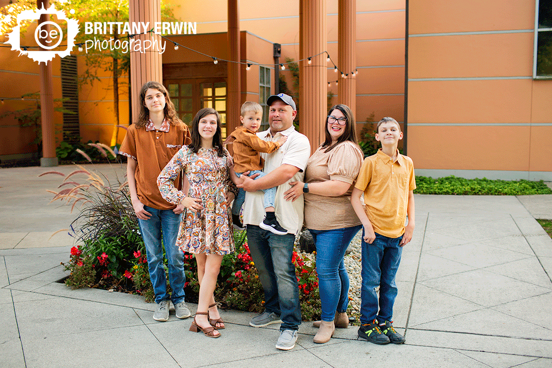 Indianapolis-art-center-family-portrait-group-outside-fall.gif
