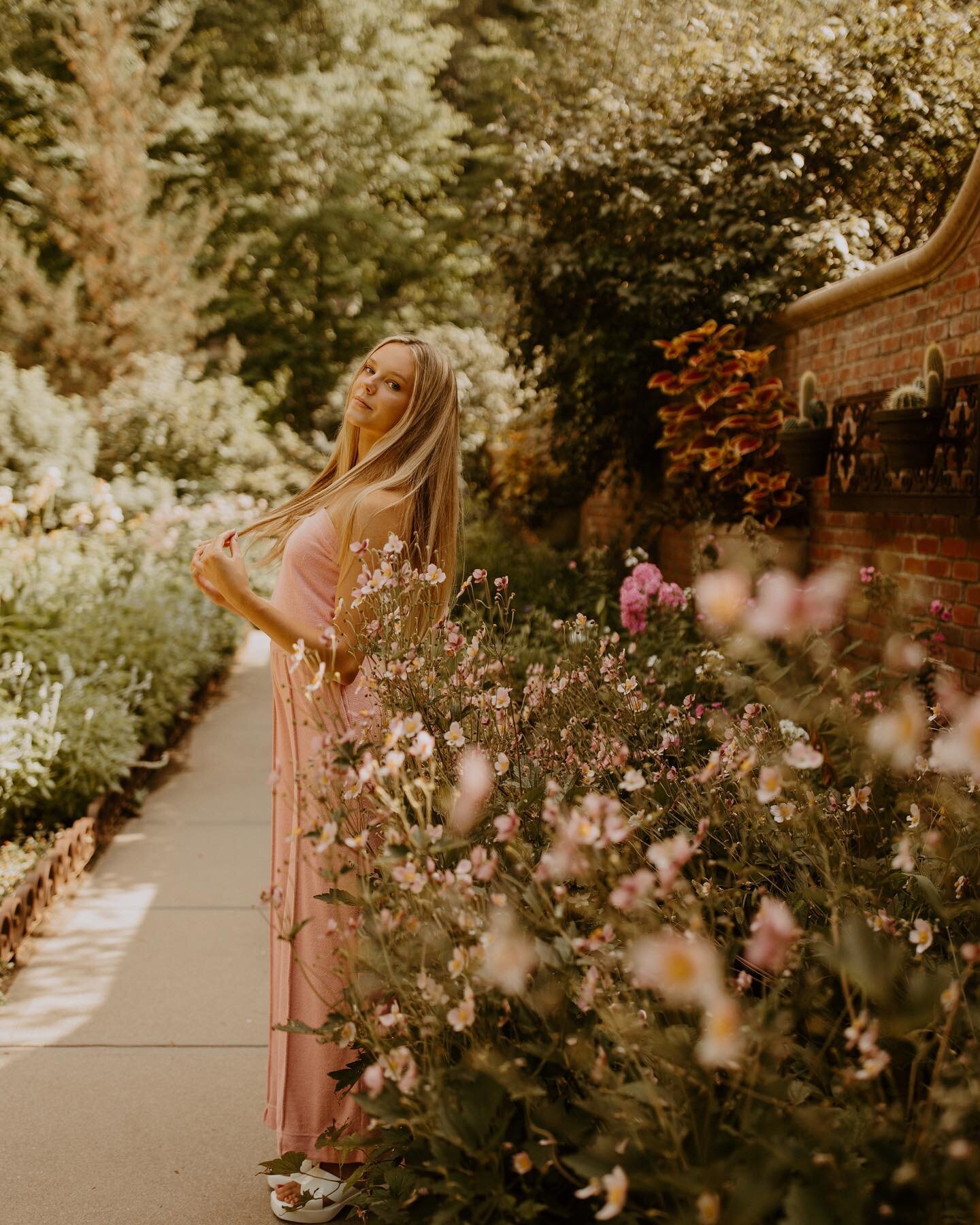 living for the senior sunday posts i&rsquo;m seeing!!! 🌼

been editing my booty off this weekend (well actually every day for the last 2 months, lol) to get all of this exciting work &amp; memories from the summer back to everyone. what a good summe