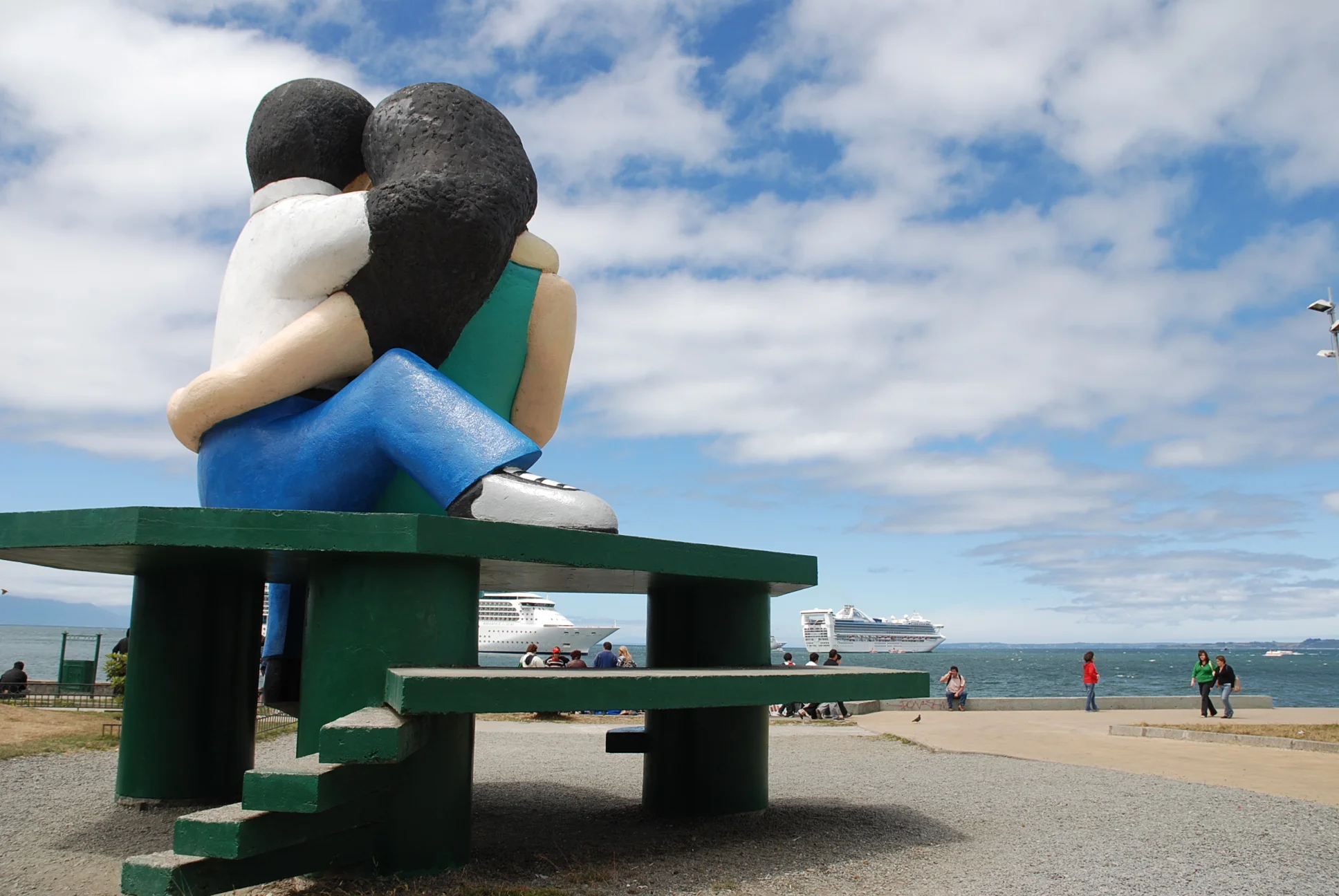 Dinamitando los Sentados Frente al Mar