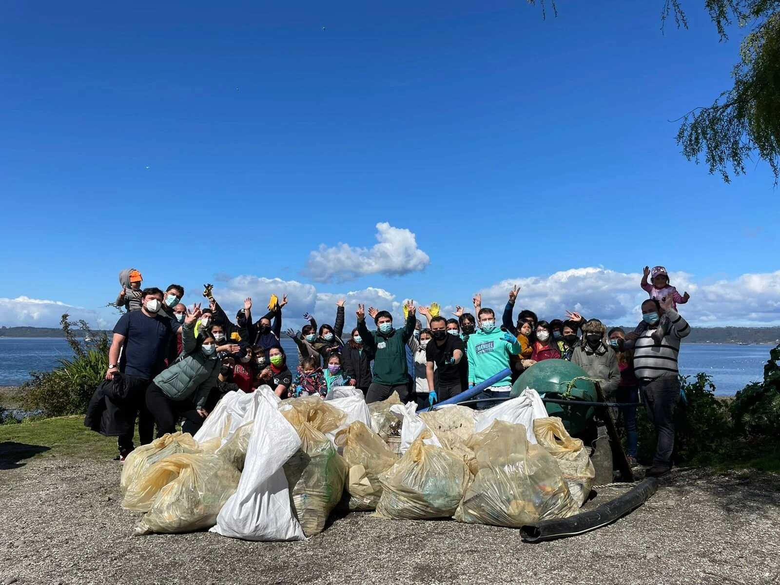 Casi una tonelada de basura se recolectó en operativo de limpieza de playas en sector Chinquihue