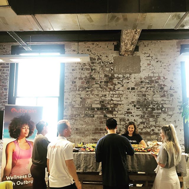 Healthy post-yoga breakfast bar with the team @zenithaustralia sponsored by the legends of @outbrain 🧘🏻&zwj;♀️✨🍎 #sydneycorporatehealth #sydneycorporateevents #spreadingchristmaszen #sydneycorporateyoga #healthybreakfastbar #wellnessday