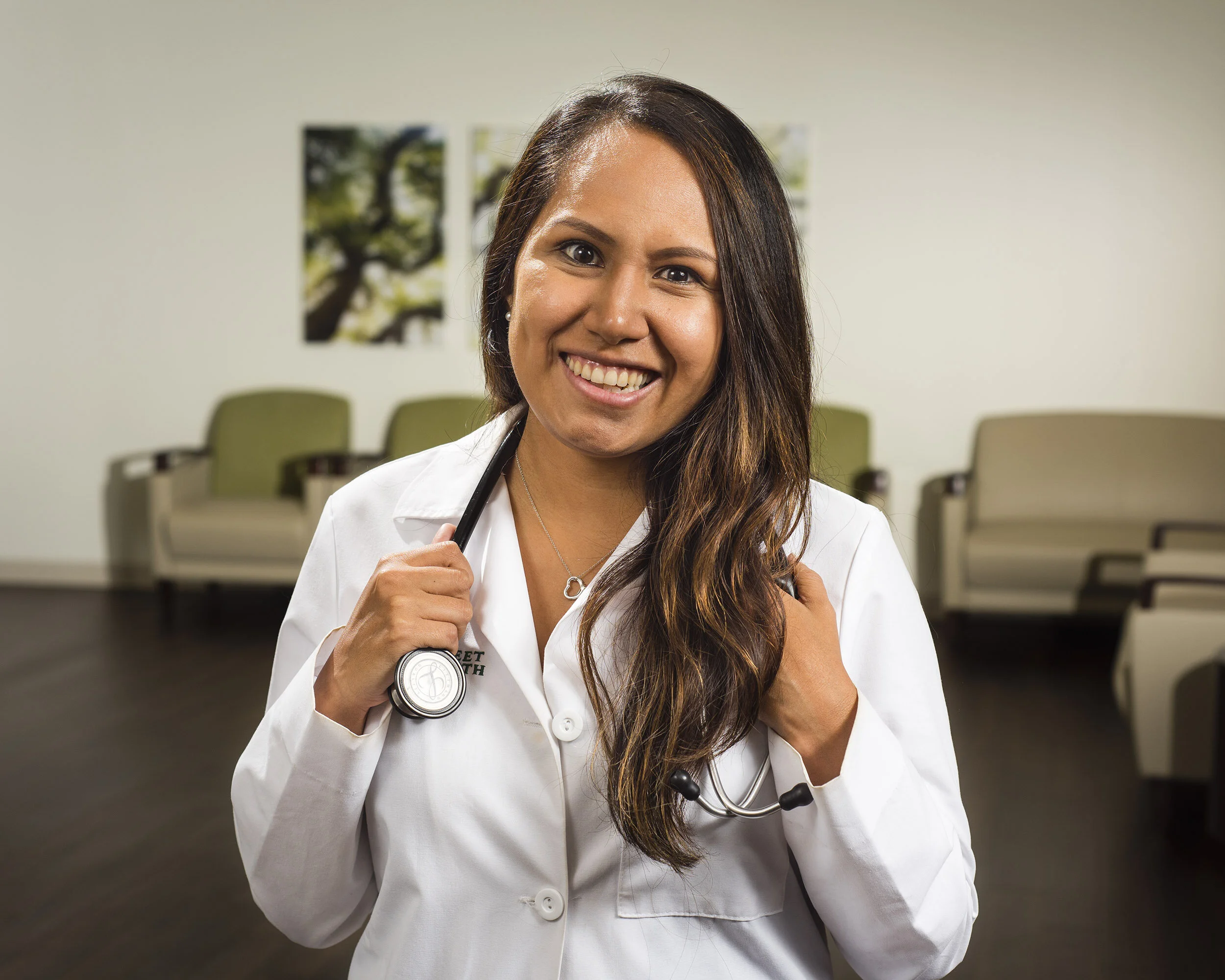 Dr_Raisa_Rojas_MD_Oak_Street_Health_AWM_4389_011.jpg