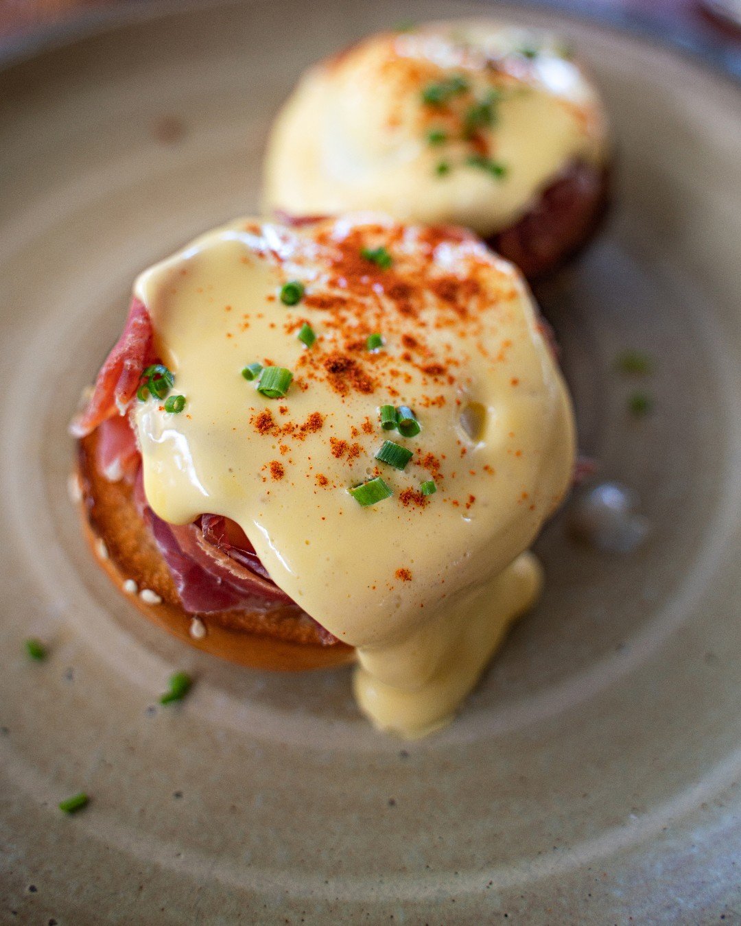 Craving a Southern-inspired brunch? Look no further! This Southern Eggs Benedict recipe from @egglandsbest is a delicious departure from tradition that'll have you coming back for seconds. Featuring crispy fried green tomatoes and savory pulled pork 