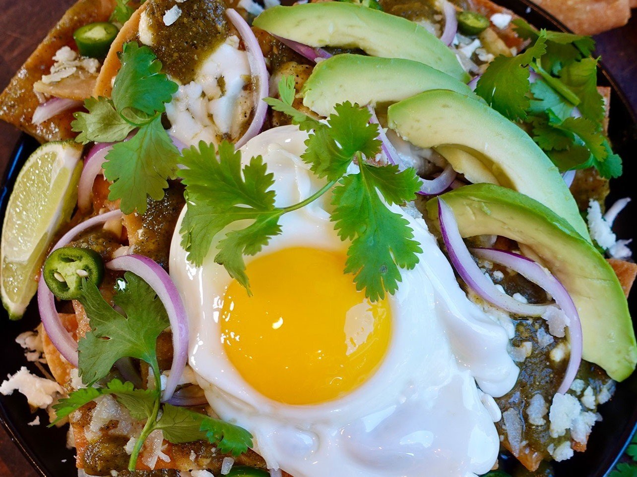 Tangy salsa verde, creamy avocado, crispy tortilla chips, and protein-packed eggs &ndash; can you think of a better way to celebrate Cinco de Mayo than with this Chilaquiles Verdes Con Huevos recipe from @incredibleegg!? 🥑

Head to the link in our b