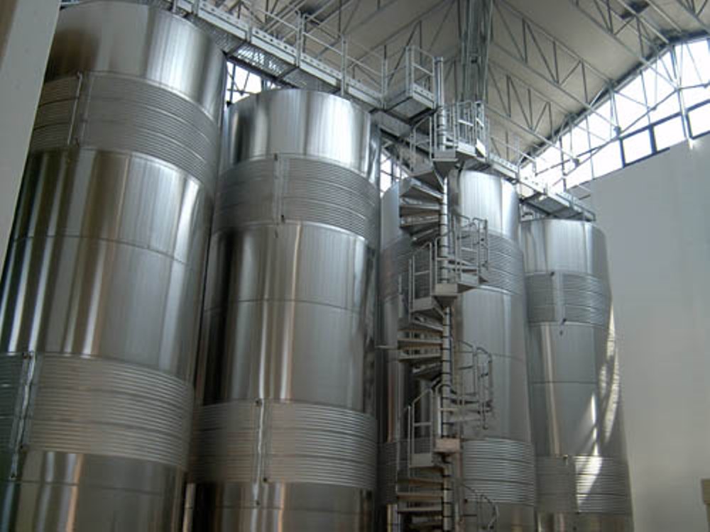 TRE SECOLI steel tanks white wine photo.jpg