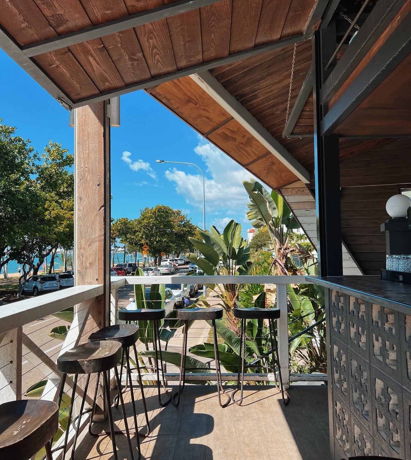 Insert drink in hand and you&rsquo;ve got your Tuesday afternoon sorted 🤝 
Open from 5pm. Book via link in profile. 

#shorehouse #thestrand #schoolholidays #thisisqld #fnq #townsvilleshines