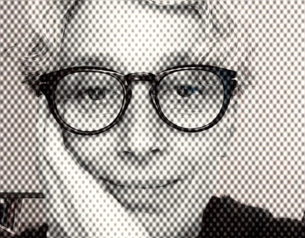 Anne Zeitung quer.jpg