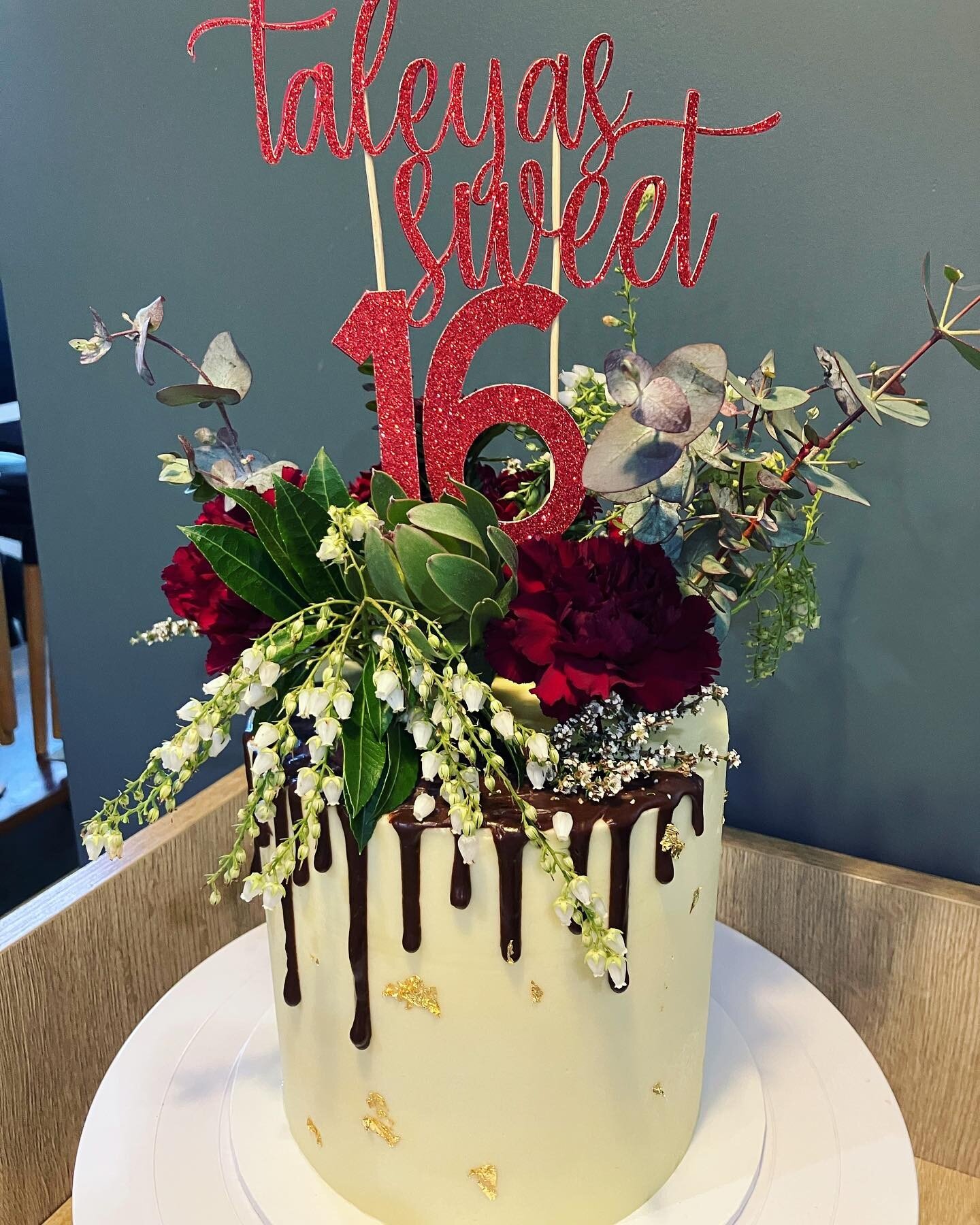 Custom cake for Taleya&rsquo;s 16th bday! Stunning flowers by @parkerandboveyflowers