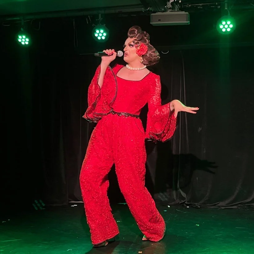 It&rsquo;s my second and final day off of the month, after a lovely weekend of sold-out shows! That means there are just FIVE more chances to see #WutheringShites from Tuesday-Saturday; come on down!

Image Description: Kate is in a red jumpsuit with