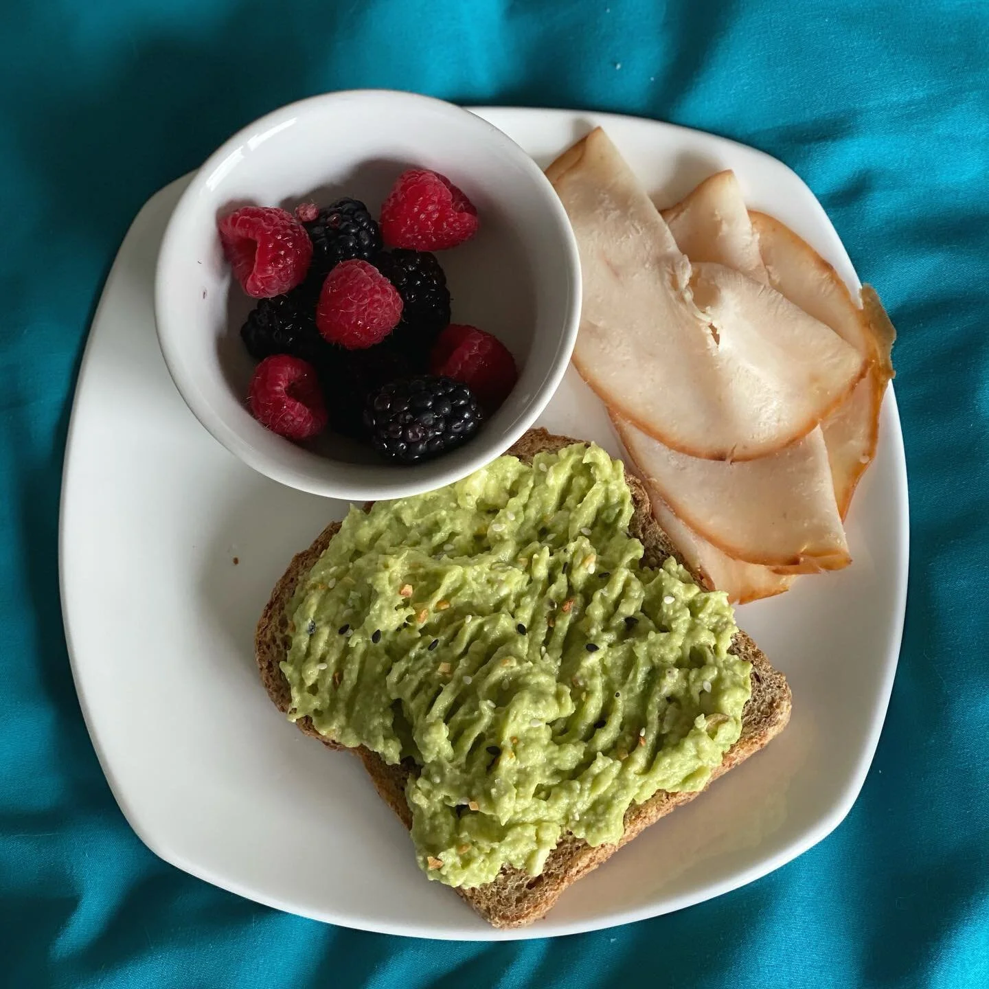 Check out my delicious @nutrition_gypsies-approved breakfast! Normally, I&rsquo;d just enjoy the avocado toast but they recommended adding some more protein (turkey slices) and berries to make it a perfectly nutritious meal for my specific needs! If 