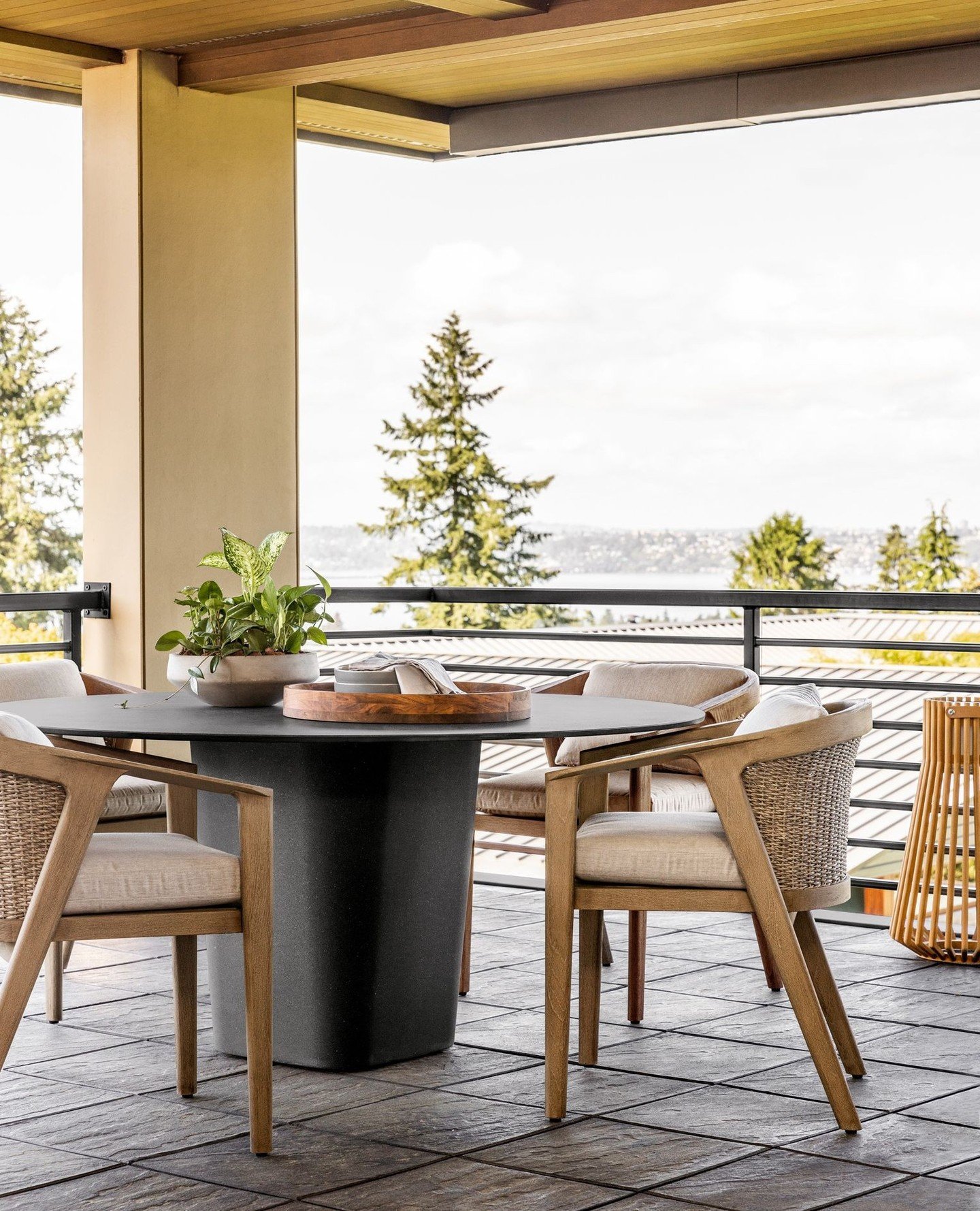 In the Pacific Northwest, a heated sheltered deck space accompanied by a panoramic lake view is a sanctuary for year-round enjoyment.⁠
⁠
Photographer: @rafaelsoldiphotography⁠
Contractor: @dowbuilt