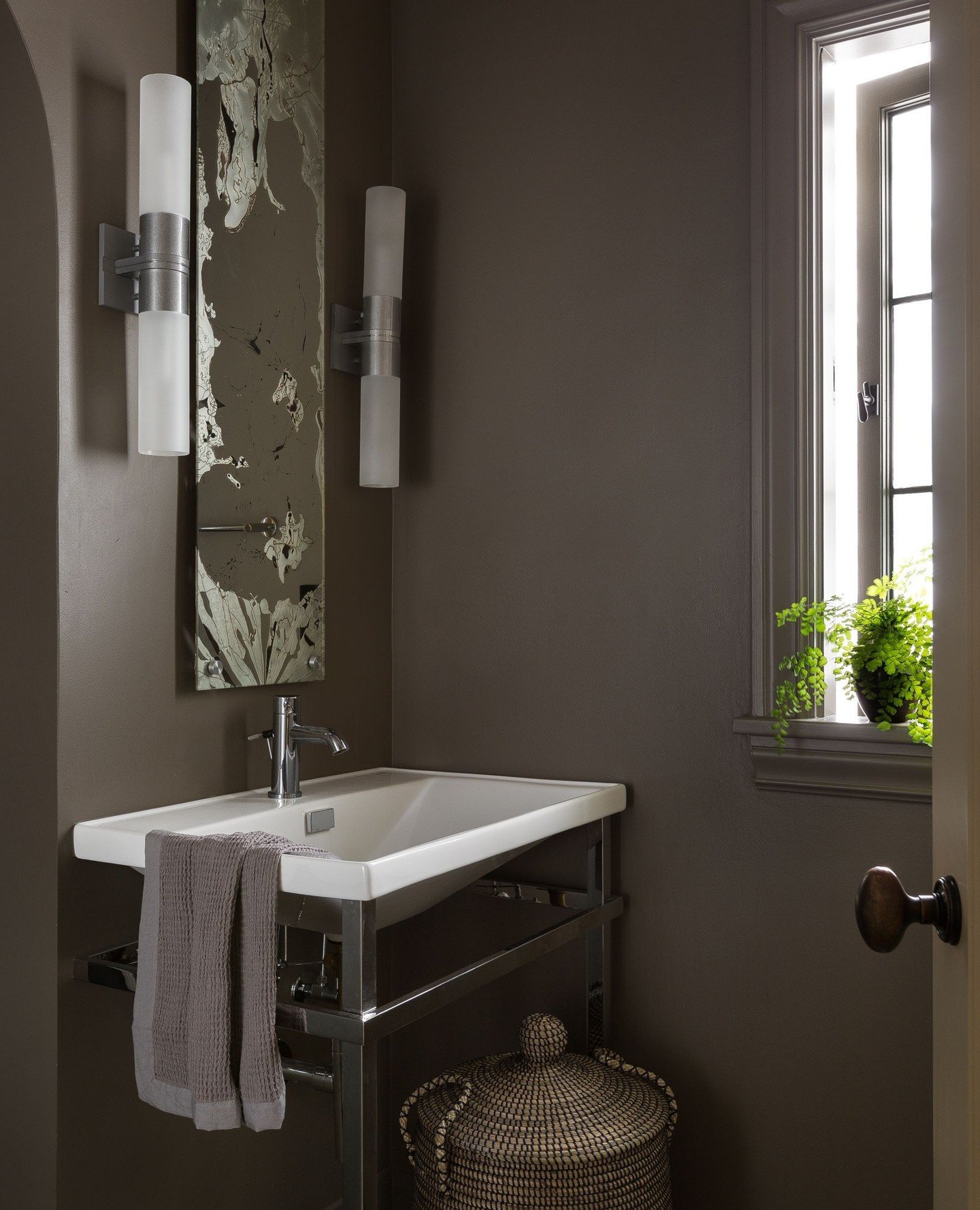 Welcoming, practical art featuring an eroded mirror designed by @ellenziegler⁠
⁠
⁠
Photography @haris.kenjar