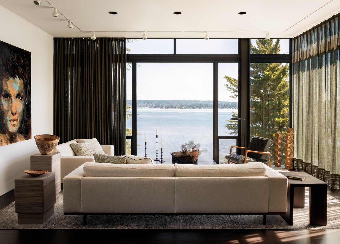 This home brings together two main themes: maximizing its connection to nature with carefully considered sight lines of Lake Washington, and curating a space to grow and nurture the clients' personal art collection.⁠
⁠
Photography by @haris.kenjar