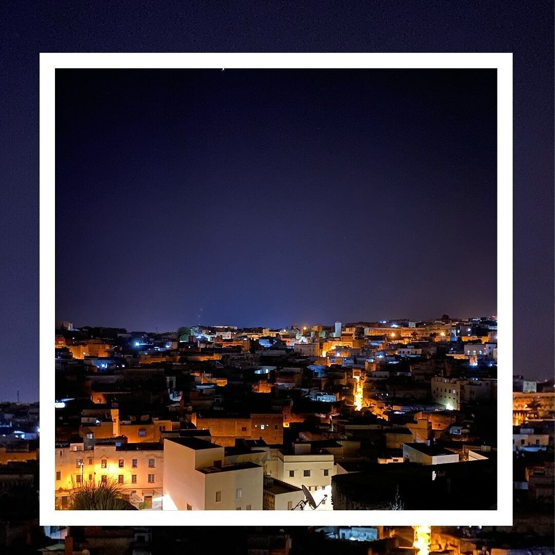 Une fois le soleil couch&eacute;, la Medina nous offre un tout autre spectacle. Les lumi&egrave;res veillent sur le calme qui s&rsquo;empare des rues. 🌙

Once the sun sets, the Medina offers us a completely different spectacle. The lights watch over