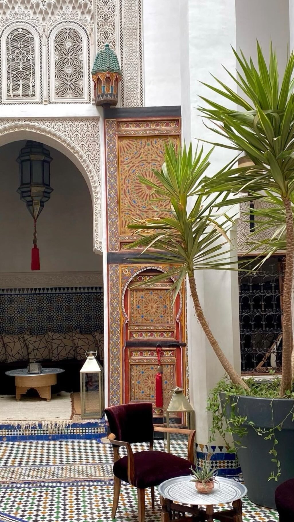 THE PATIO
C’est dans cet espace que la magie naît chaque matin et se renouvelle au coucher du soleil. Le travail de restauration minutieux des nombreux artisans qui y ont participé a permis à ce patio de reprendre vie. La