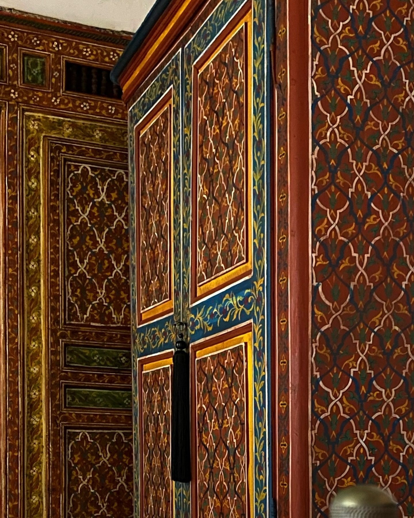 Nous avons choisi de reprendre les motifs traditionnels présents sur les parois de chaque chambres pour habiller de manière unique nos meubles. Il était important pour nous de mixer les cultures et les histoires et de vous les pa