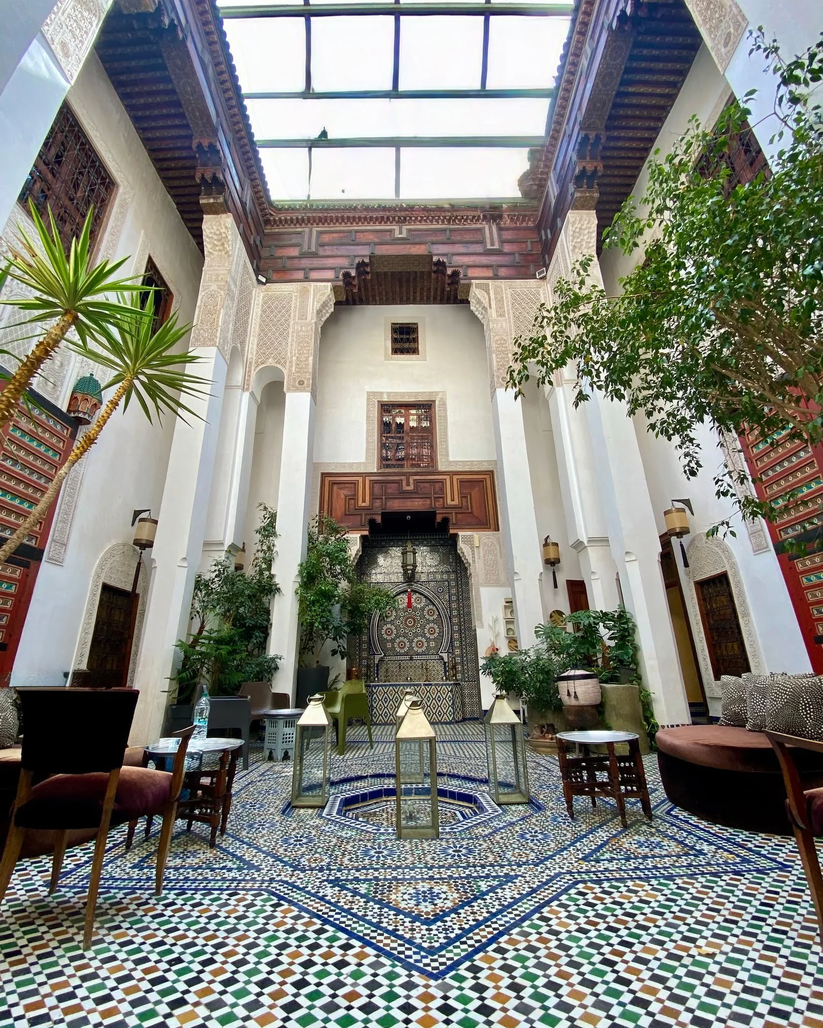 A traditional riad patio shaped by light, geometry, and silence.
#RiadPatio #FesMedina #MoroccanHeritage #SlowHospitality #Dar7Louyat
