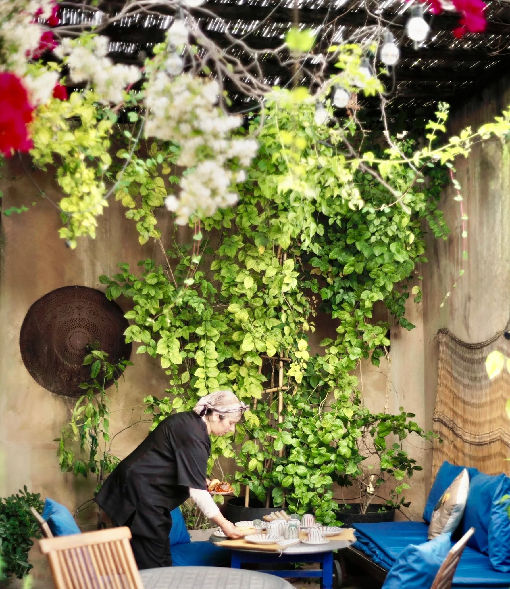 More than a stay, a rhythm
Breakfast, between the shade, the flowers and the morning light.
&copy;Louise Fohrer Sonntag