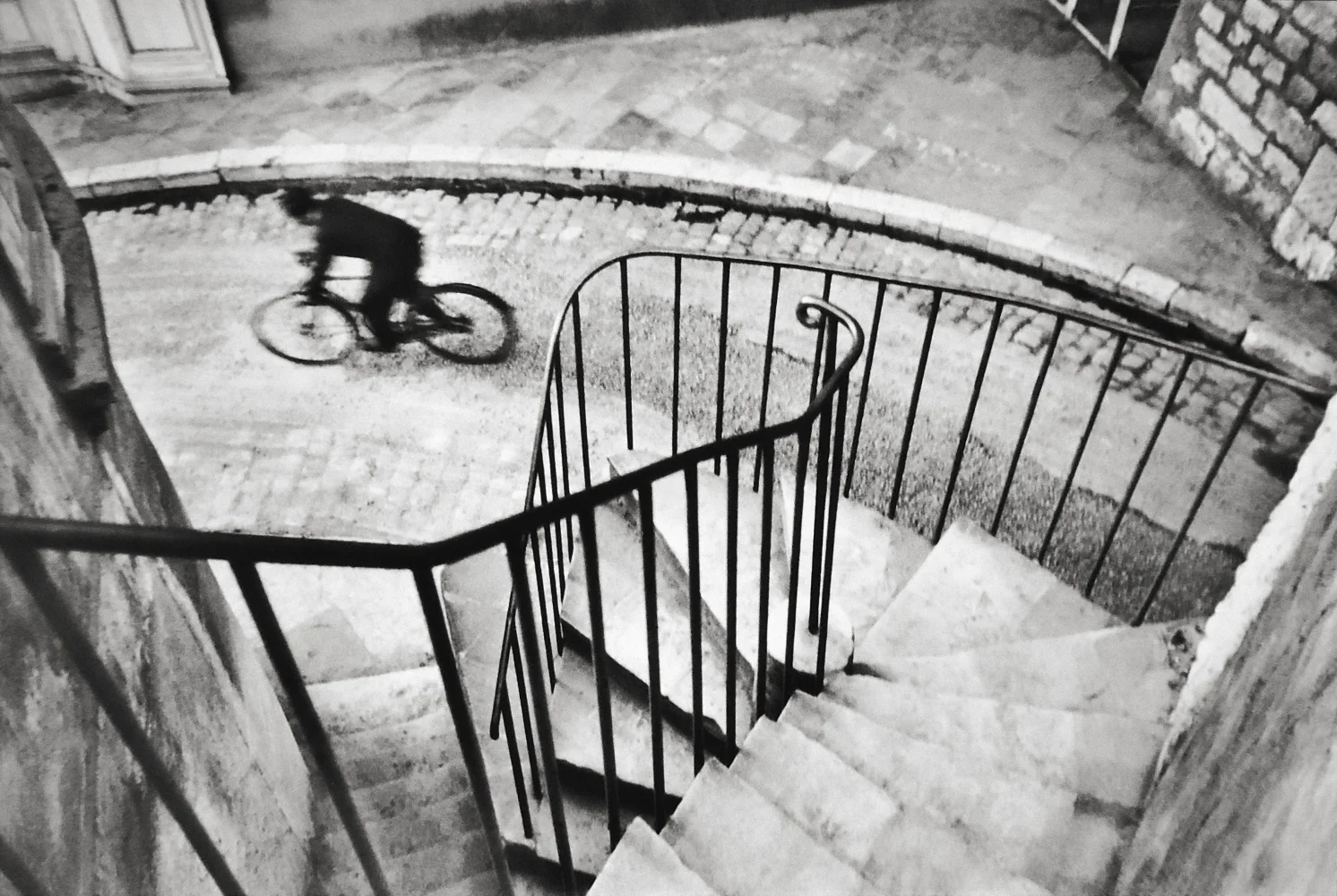 henri cartier-bresson, Heyeres France 1932. ©Henri Cartier-Bresson/Magnum Photo. Courtesy Peter Fetterman Gallery. 