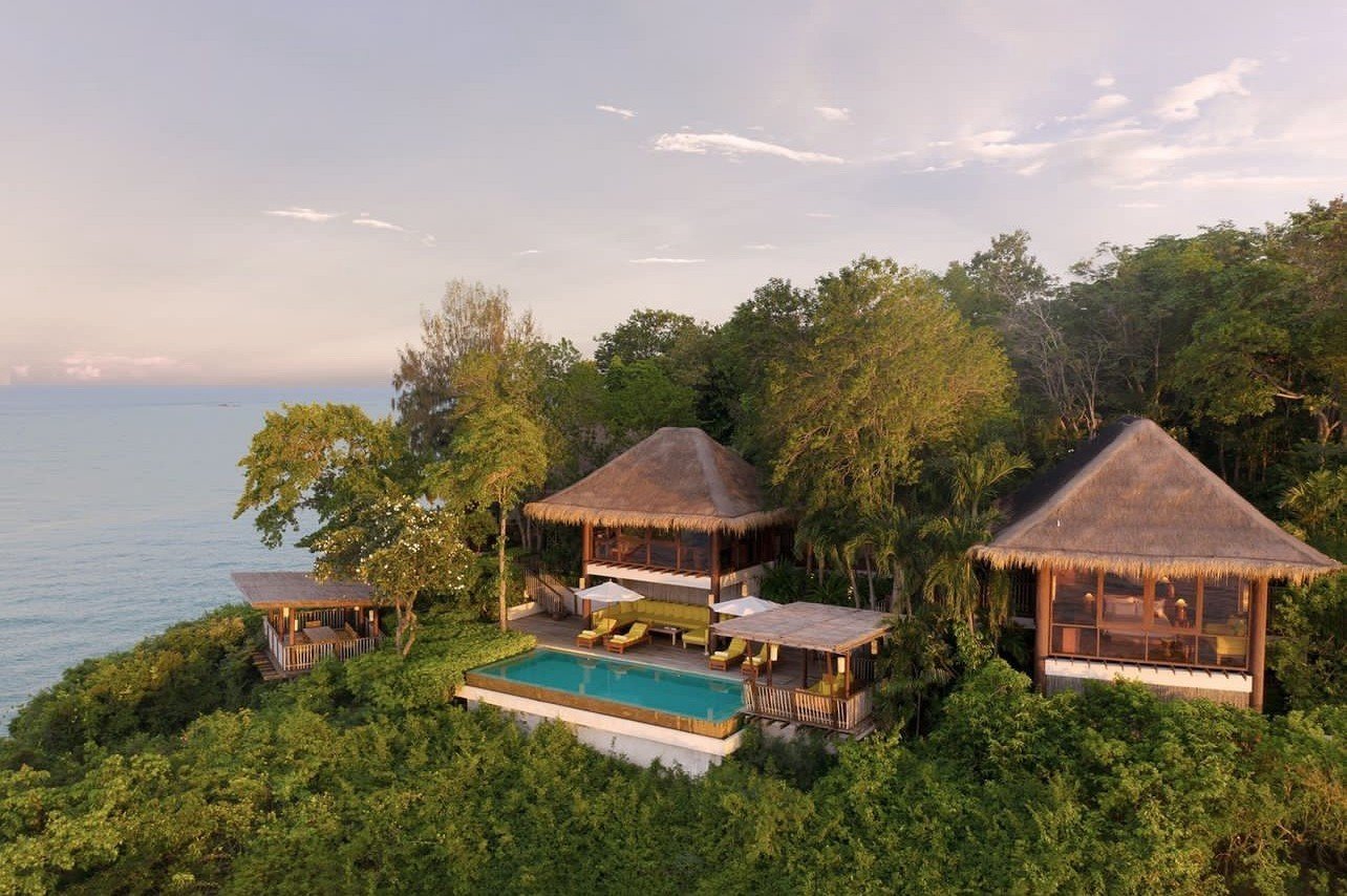 Recharge, reconnect, reinvigorate; all words we associate with the @sixsenses hotels across the world. With a focus on wellness and sustainability, these hotels are located in stunning locations across the globe. The pictured @sixsensessamui is an al