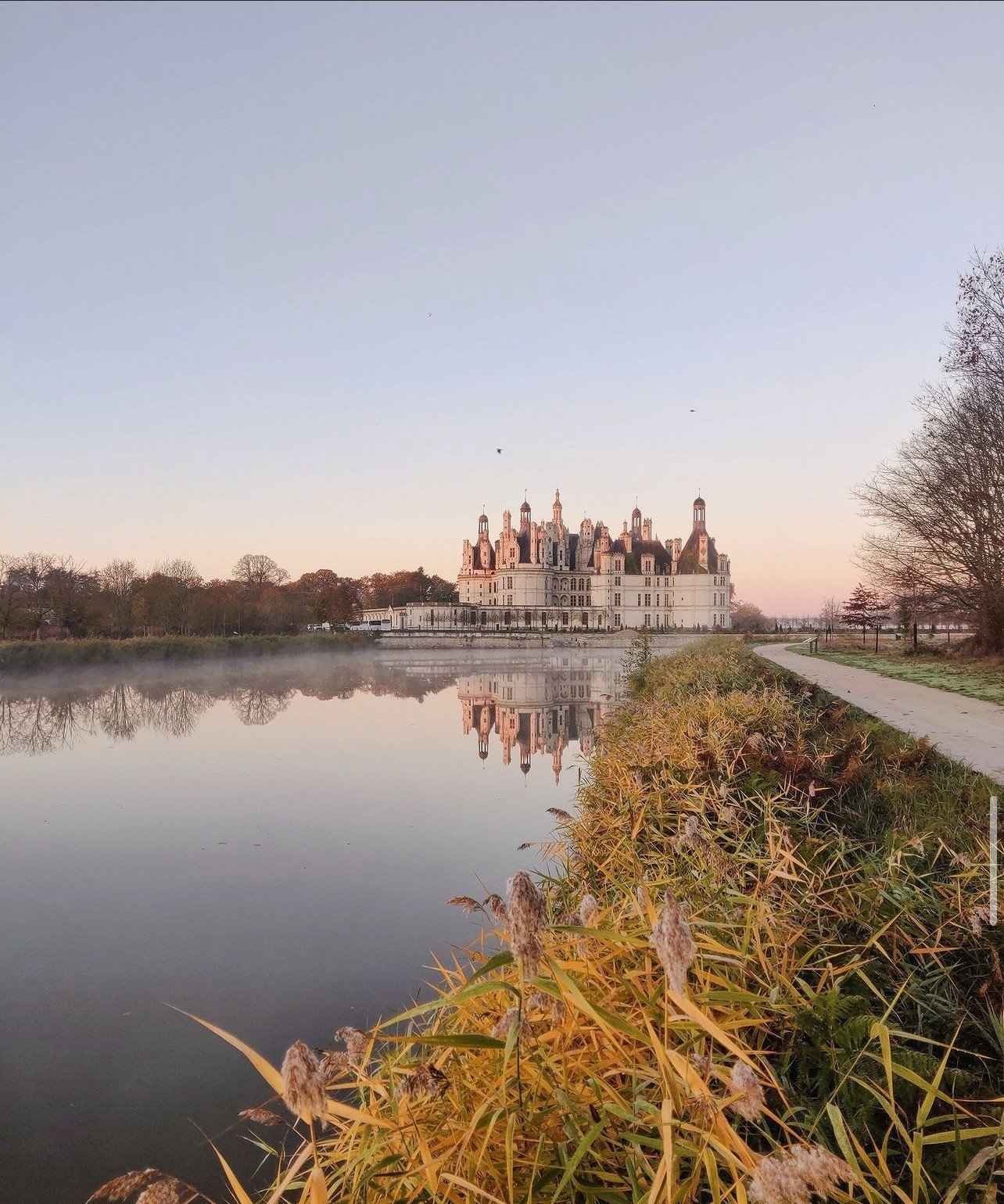 Explore the French countryside, and you'll likely come upon the largest Renaissance castle in Loire Valley, The Chateau de Chambord. The private 13K+ acre estate is home to just one hotel, the boutique accommodation, @relaisdechambord, set amongst pr
