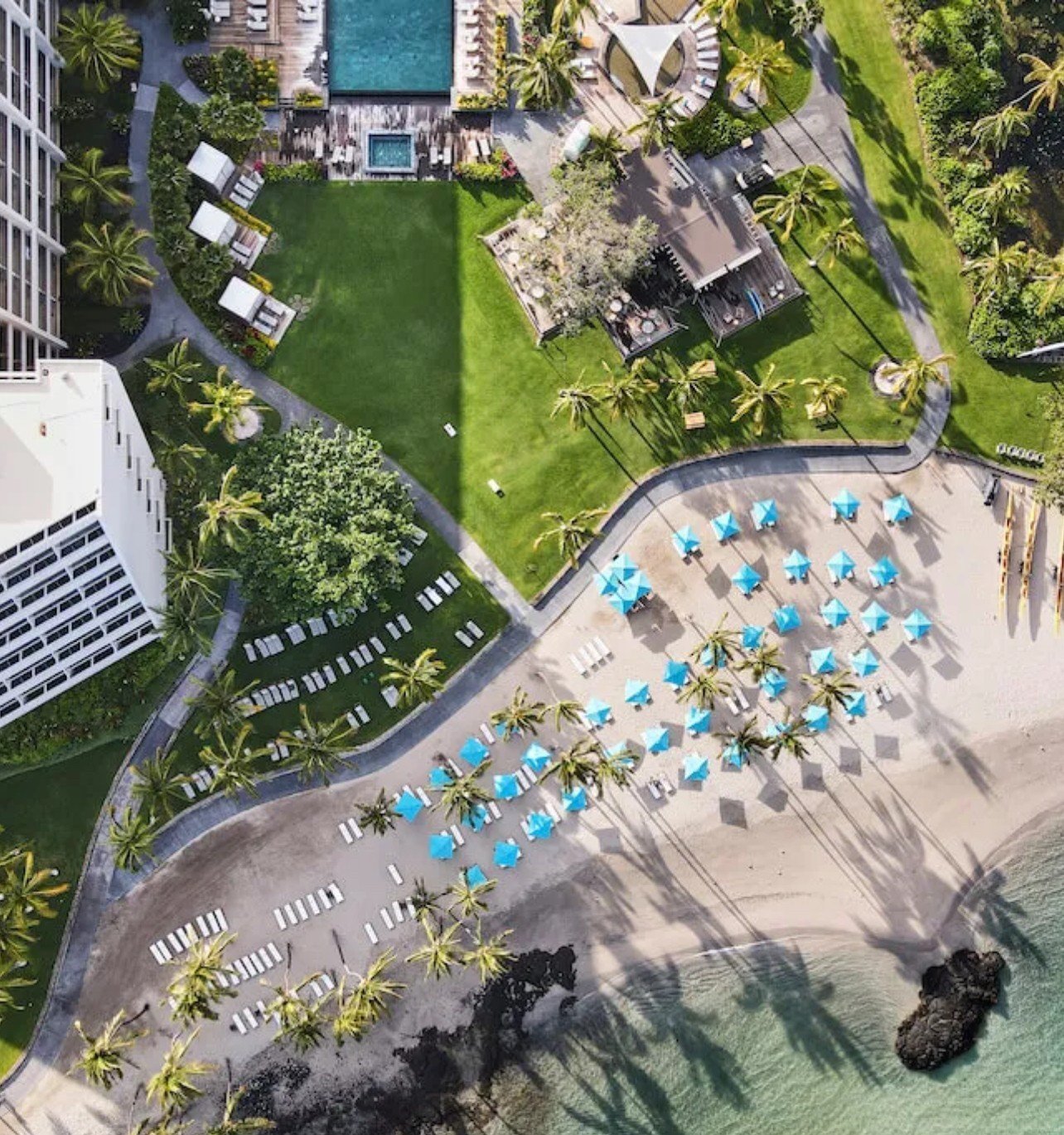 The ultimate summer destination! @maunalaniauberge is one of our go-to resorts for couples and families headed to Hawaii for so many reasons. From their spacious rooms with mountain or ocean views (suites and residences too!), to their adventurous ki