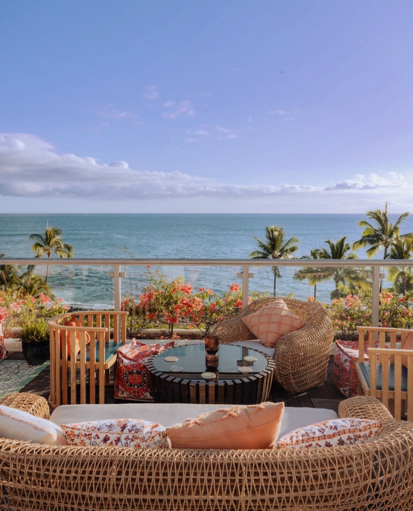 Memorial Day is next week- have you made your plans? How about a quick vacation to Hawaii? With direct flights into Oahu from JFK or LAX (with easy 1 stops elsewhere), you could be lounging on the beach at @fsoahu in no time. With a  serene location 