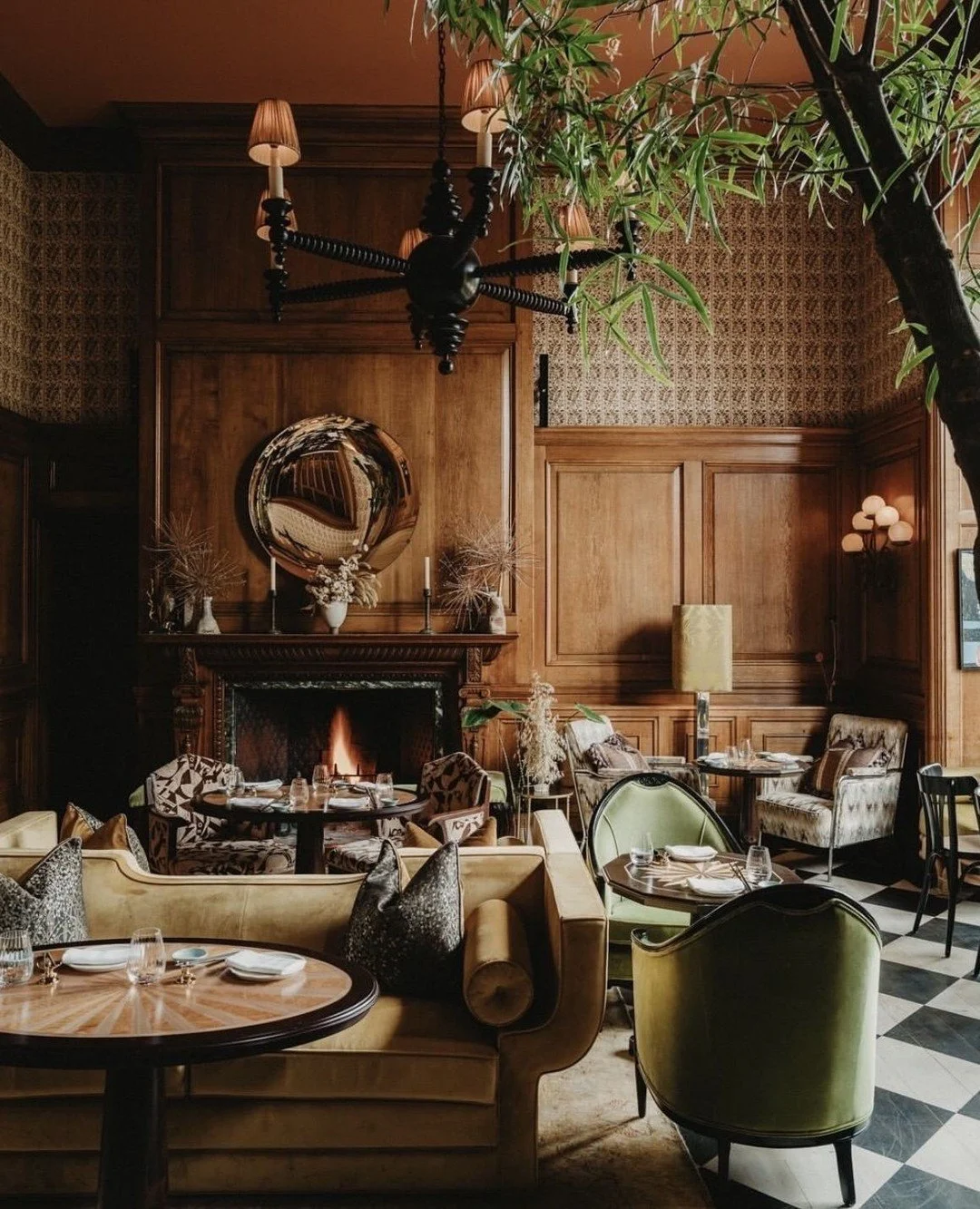 A portrait of classic England &ndash; with gilded heritage, velvet lounges and wood paneled charm, Estelle Manor @estellemanor is quintessential English grandeur waiting for your arrival.⁠
⁠
Nestled in the Oxfordshire countryside, Estelle Manor is mo