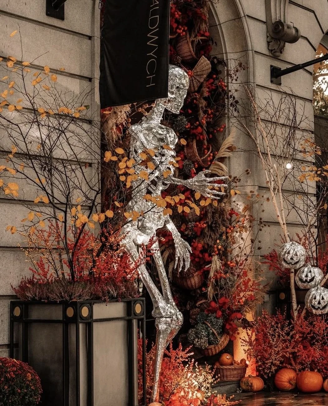 It&rsquo;s Halloween at One Aldwych @onealdwychhotel &ndash; where suite life meets a little mischief. Moody cocktails in the Lobby Bar, candlelit dinners at Indigo, and the glow of Covent Garden just outside.⁠
⁠
Perfectly tucked between Covent Garde