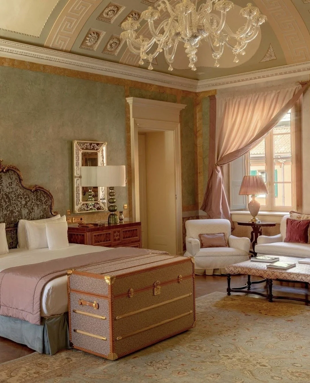 Passalacqua @passalacqualakecomo is one of Lake Como&rsquo;s most extraordinary properties. An 18th-century villa restored with museum-level attention to detail and a warmth that feels entirely effortless.⁠
⁠
Set across terraced gardens that spill do