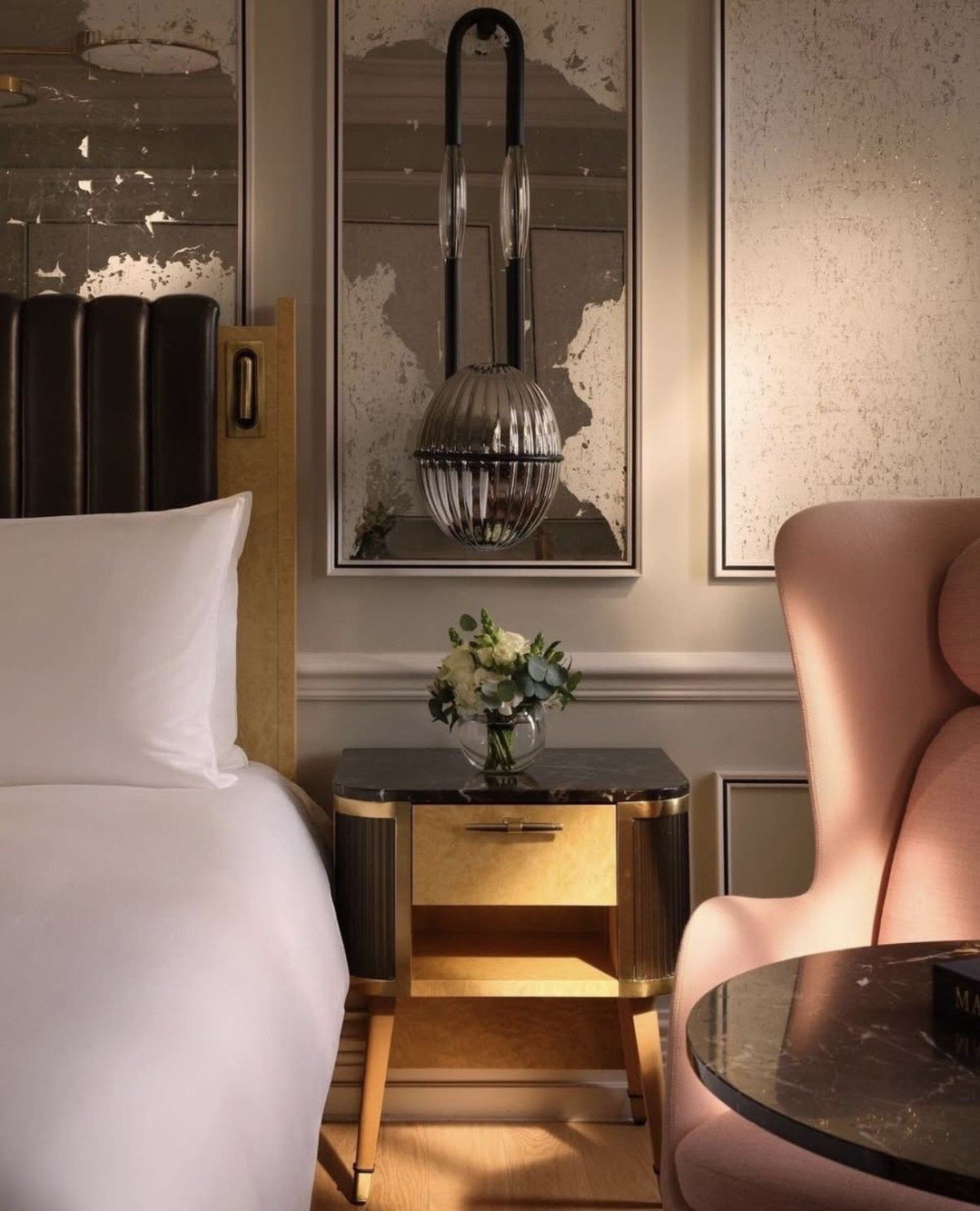 At Mandarin Oriental Hyde Park, London @mo_hydepark, refined Knightsbridge elegance comes to life with sweeping views over Hyde Park, Art Deco&ndash;inspired interiors, and exceptional dining &ndash; all just moments from Harrods.⁠
⁠
Meticulously res