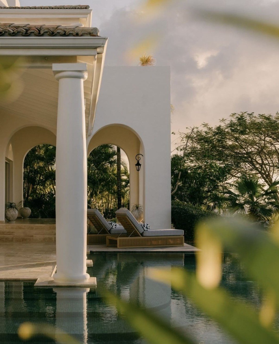 Perched above the luminous waters of Baie Longue, La Samanna, A Belmond Hotel @belmond_lasamanna offers a refined yet relaxed escape in the French West Indies. With its whitewashed architecture, vibrant tropical gardens, and sweeping sea views, the r