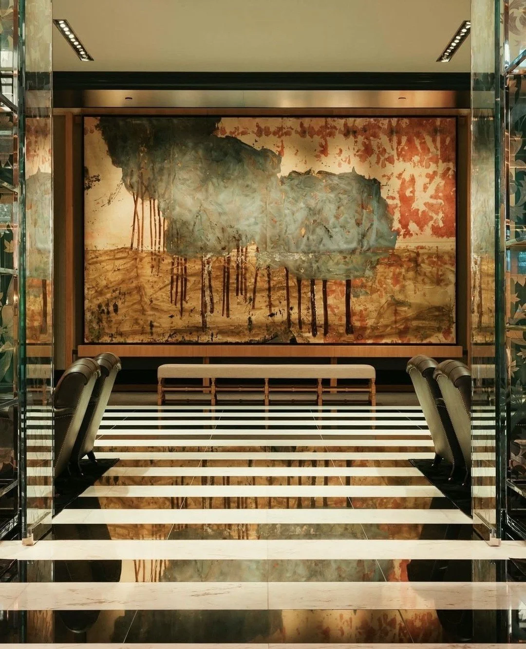 Tucked behind a grand Edwardian fa&ccedil;ade in the heart of London, Rosewood London @rosewoodlondon feels less like a hotel and more like an exclusive private residence. From the moment you enter its quiet courtyard, the energy of the city softens,