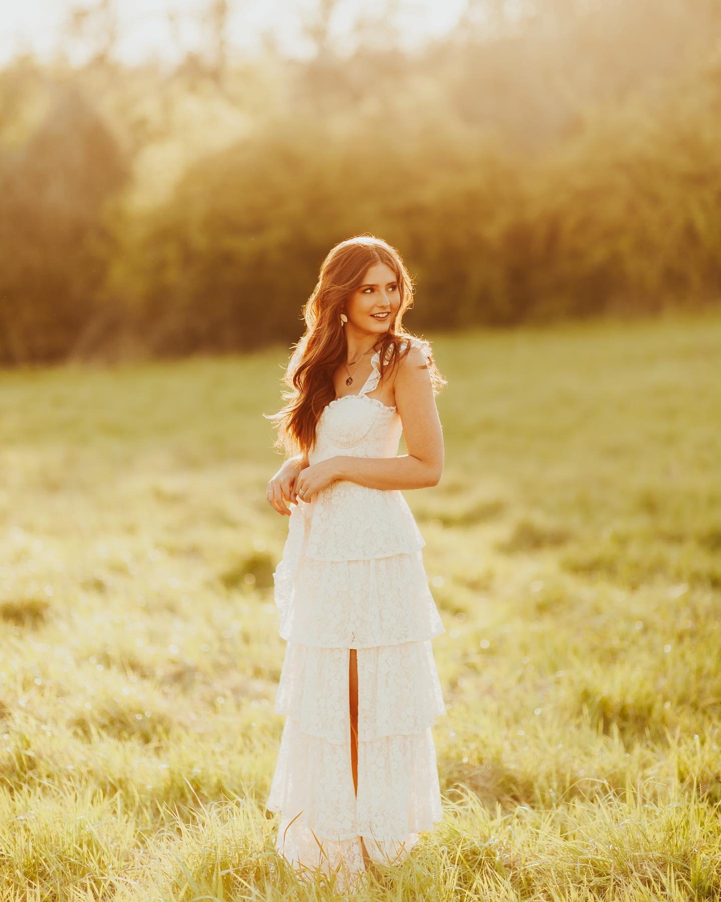 Senior photos with ALIVIA! ☀️🌼🌾✌️✨

A glowy, golden senior photos day with the sweetest!! Alivia&rsquo;s dream senior session was filled with golden hour, laughing, smiles, dancing, barefoot in the water, long dress in a field &mdash; so we did jus