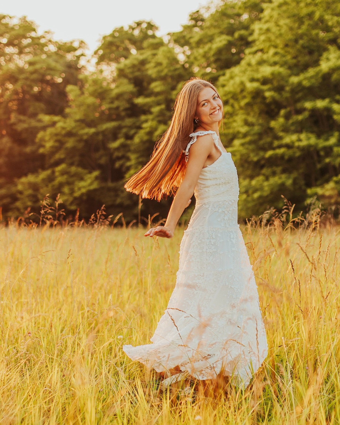 Senior photos with EMILY!!! 🫧🌼🏃&zwj;♀️💚⭐️✨

What an incredible night with this new friend!!! 🤭 Man, did we have the best time ever exploring and creating together!! From Nelson views and bright, bubble moments, to track vibes at her high school,