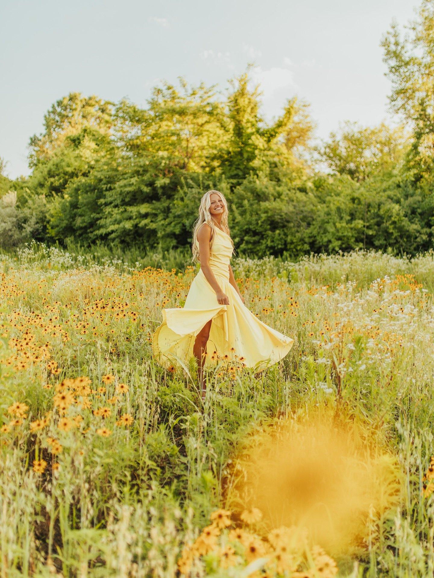 Senior photos with DAKOTA!!! 🌼💛☀️💫✨

What a dream of a night! Dakota said it best&hellip; it truly feels like Christmas Day on your senior photos day! 🤭 So much excitement and joy with this friend yesterday! Track vibes and volleyball moments for