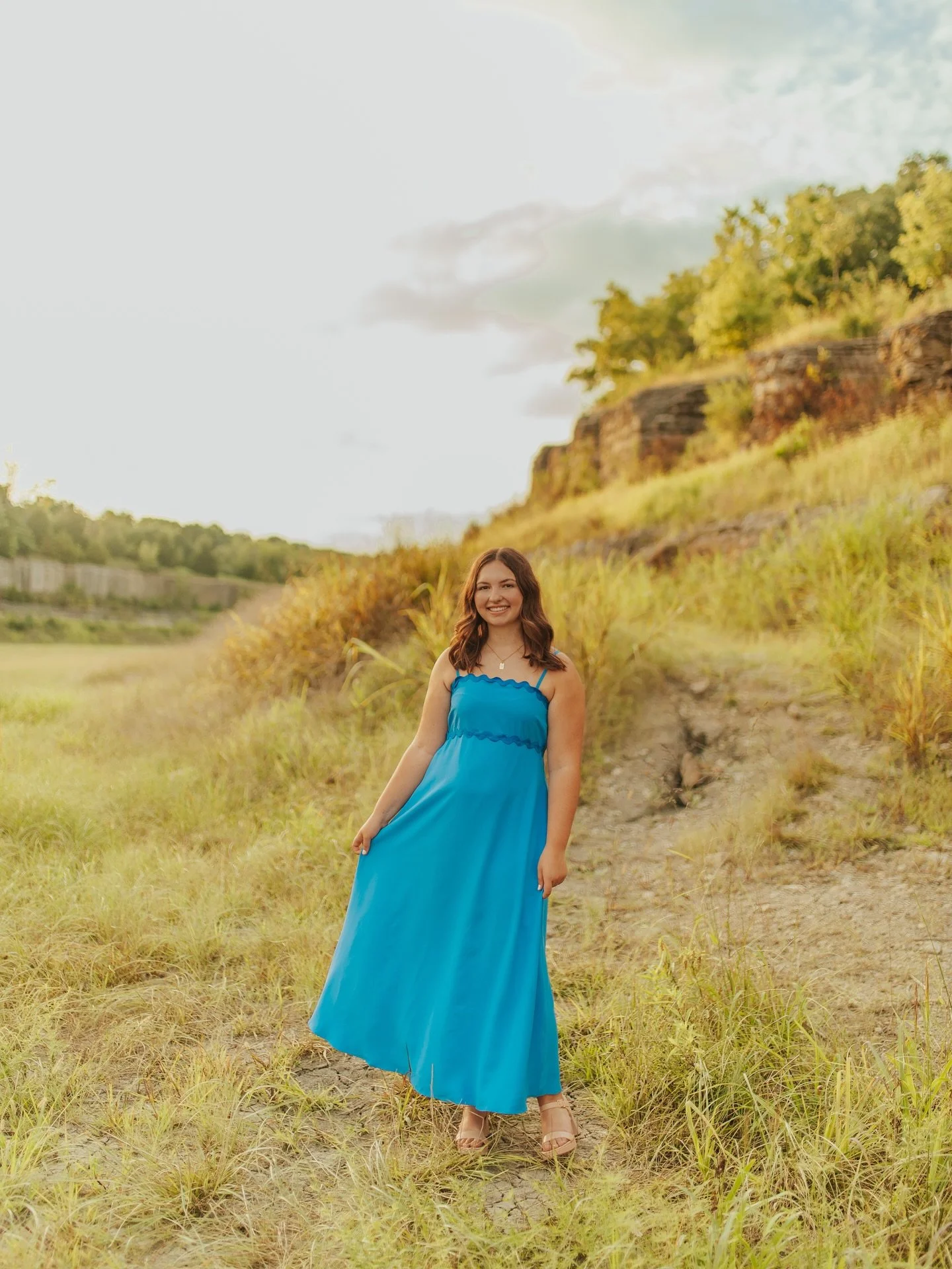 Senior photos with PRESLEY!!! 🩵🌿🌼✴️🌸✨

What a blast with this girl last night!!! We explored allllll the spots! From Unity Village and the best flowers, fountains, and buildings ever to the closest thing we have to mountains here in Missouri at t