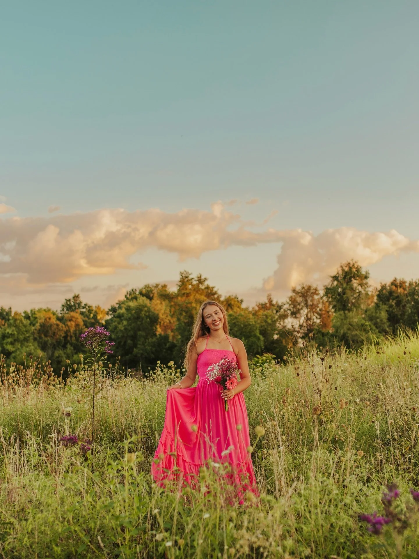 Senior photos with OLIVIA!!! 🩵🌿🌼💗🌸✨

The most amazing time with this girl last night!!! Exploring all around Nelson and wildflower fields was just the BEST! Twirling with flower-filled boots (Olivia&rsquo;s fav purchase ever!!!) and creating so 