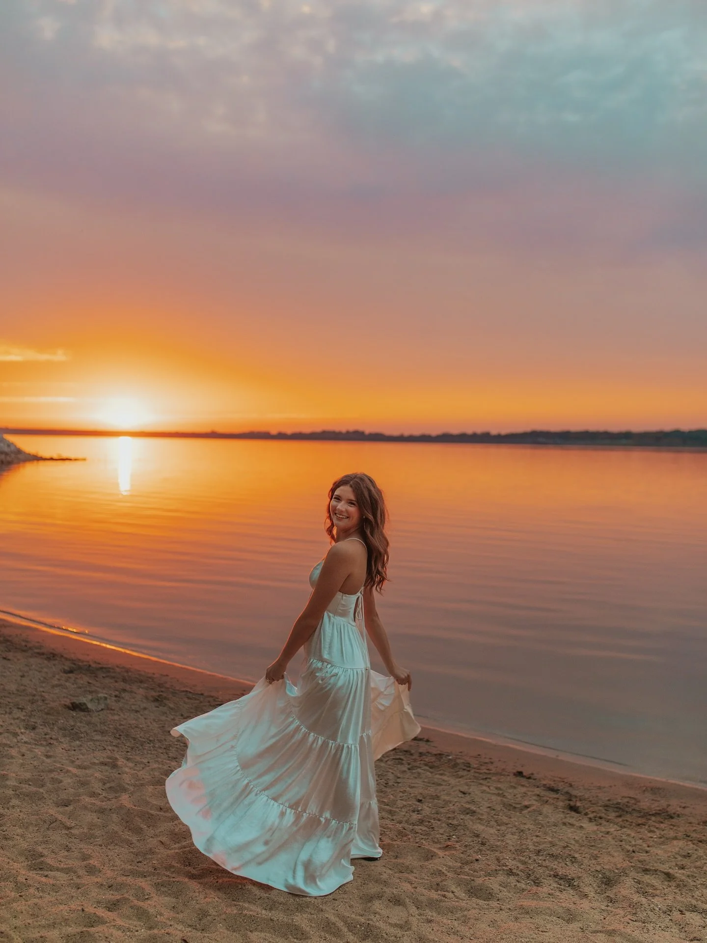Senior photos with TEAGAN! 🌾🩵⭐️🌸🌅💫✨

Only the BEST adventure ever!! Classy + casual vibes at Nelson, field frolicking in the golden fields with her sweetie pups, and twirling lakeside as the sun went down. We had the most INSANE sunset last nigh