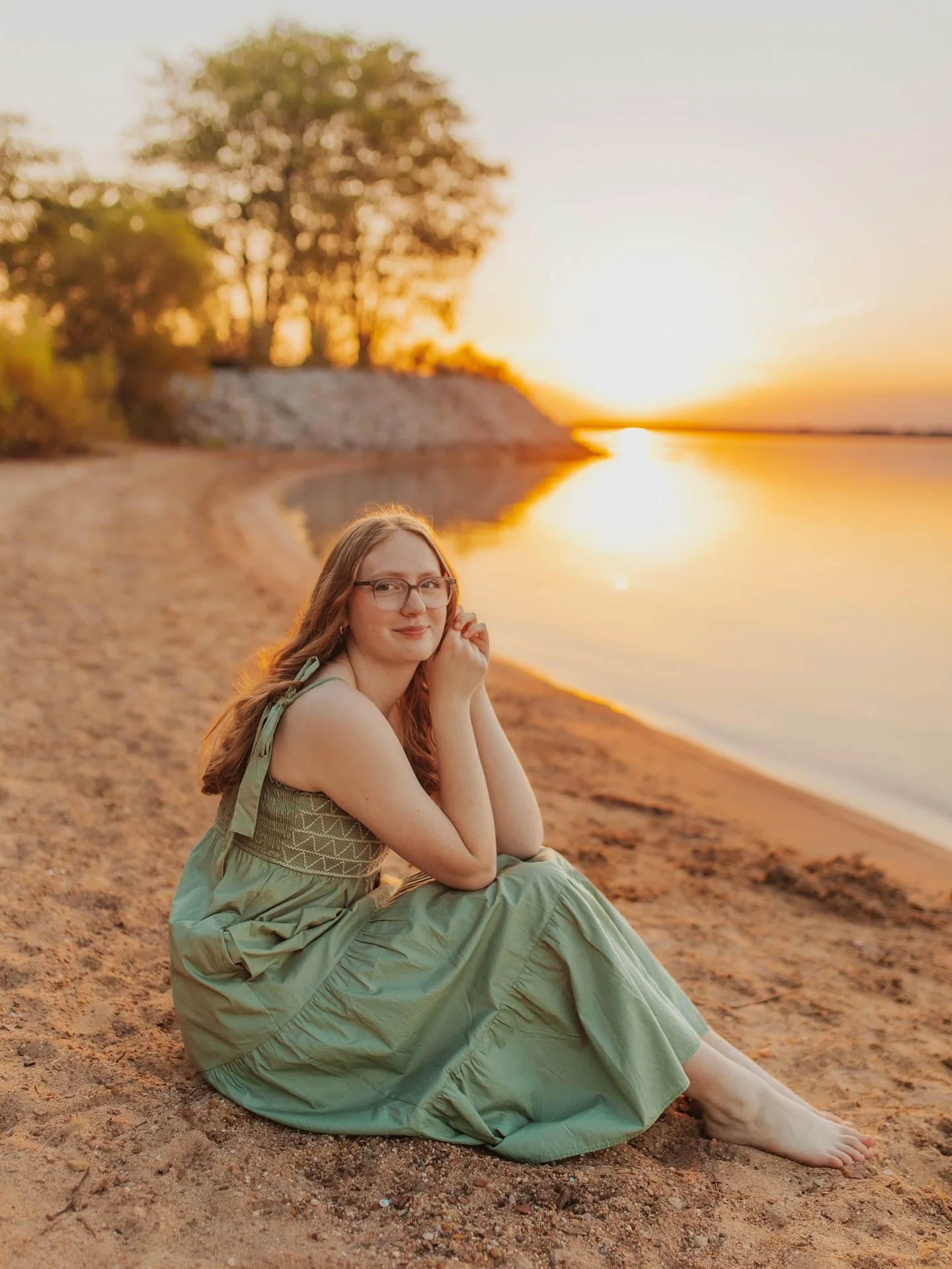Senior photos with GRACIE! ⭐️🌅🌿🌺🌾💫✨

AHH the most fun senior session with Gracie!!! 🤭 A lil mix of city vibes (the best skyline view of KC!!!) and golden fields, twirling on docks, and an incredible sunset over the water! All of Gracie&rsquo;s 