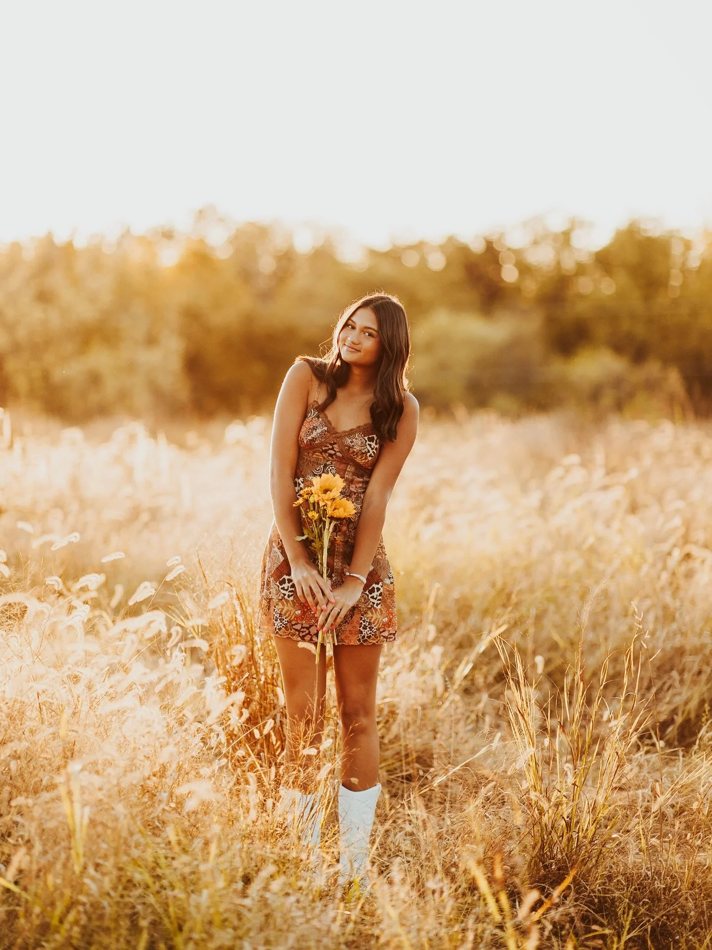 Fall senior photo inspo!!! 🍁🌾⭐️🍂💫✨

As we transition to true fall sessions, I wanted to share some of my all-time favorite fall photoshoots over the years for some inspo as well as making my feed a fall dream!!! 🤭💫

Starting off with Ava&rsquo;